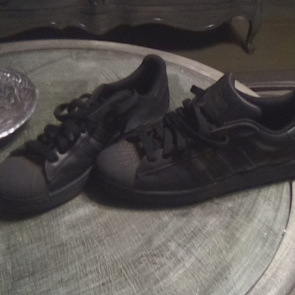 Adidas shell toe black linlke brand new wore once